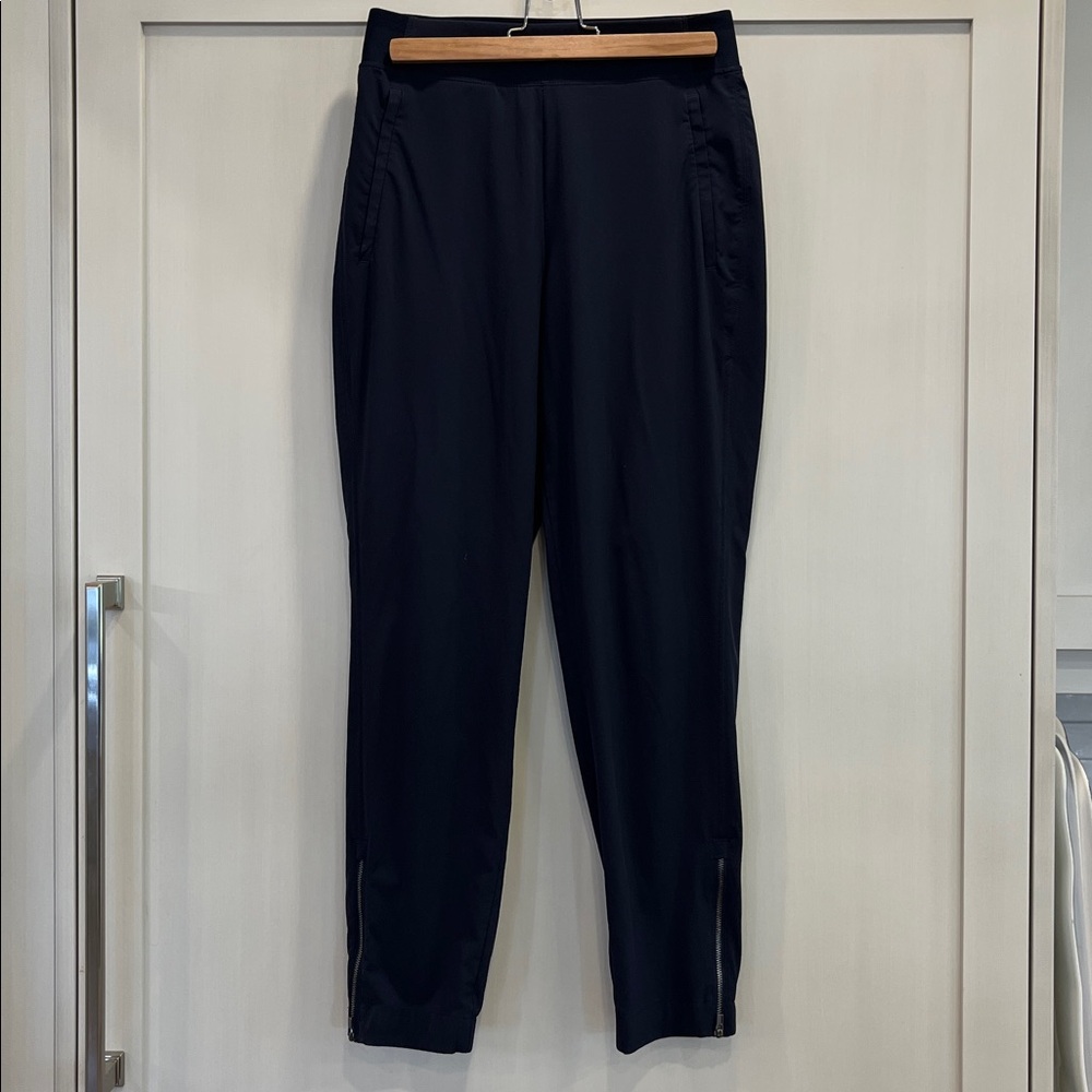 EUC Athleta pull on navy pant straight leg zip at ankles, zip pockets summer ‘24